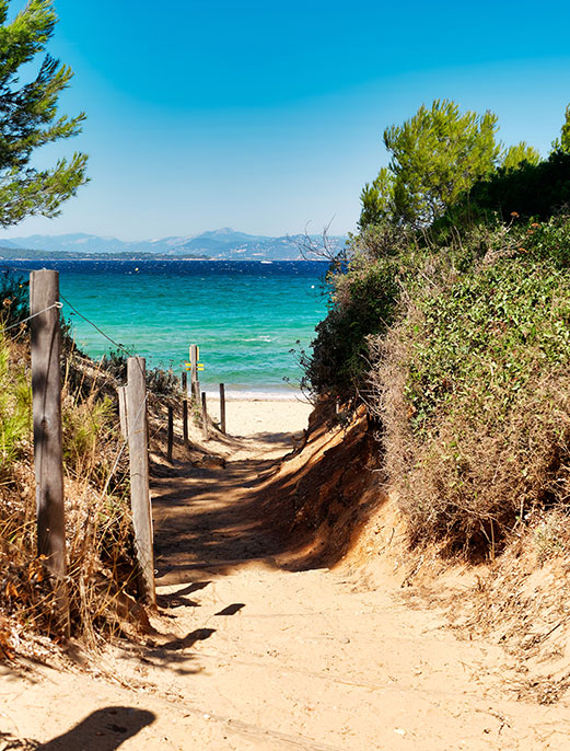 entrée d'une plage à porquerolles